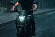 Moto elétrica na chuva: engenharia, segurança e mitos desfeitos