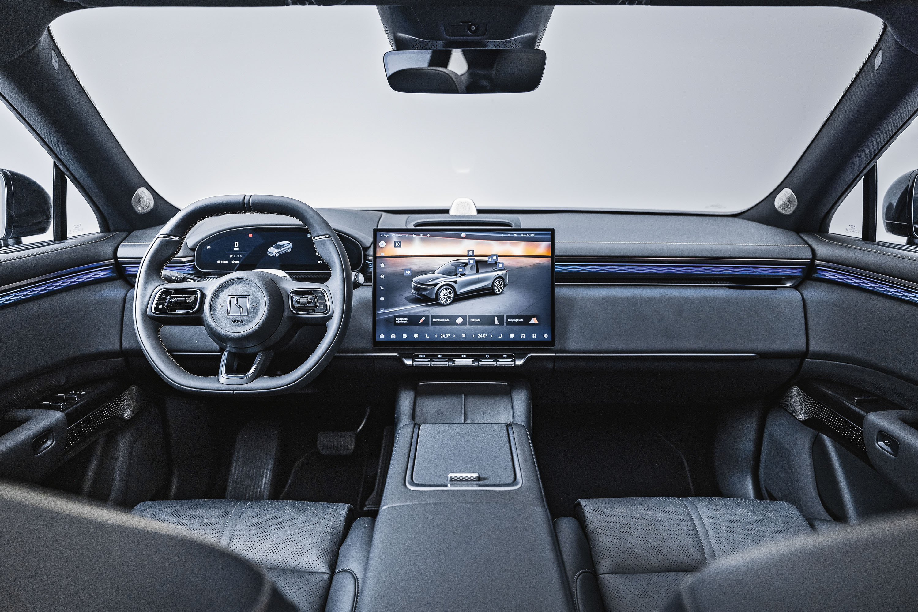Uma faixa iluminada atravessa todo o painel e as portas do SUV, que destaca a grande central multimídia de 16” e o quadro de instrumentos arredondado Uma faixa iluminada atravessa todo o painel e as portas do SUV, que destaca a grande central multimídia de 16” e o quadro de instrumentos arredondado