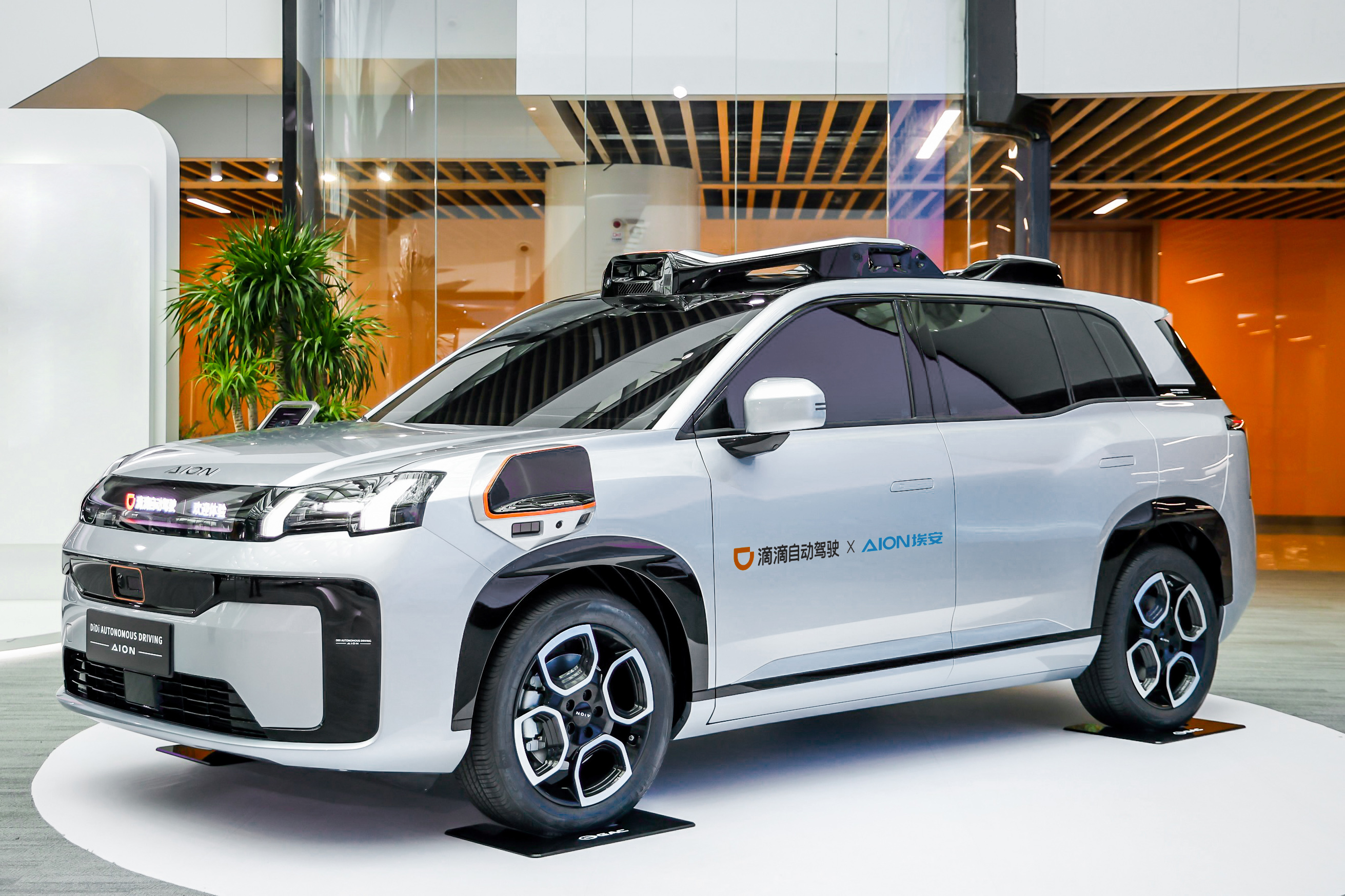 O modelo L4 Robotaxi pronto para produção em massa desenvolvido em conjunto pela DiDi Autonomous Driving e GAC Aion O modelo L4 Robotaxi pronto para produção em massa desenvolvido em conjunto pela DiDi Autonomous Driving e GAC Aion