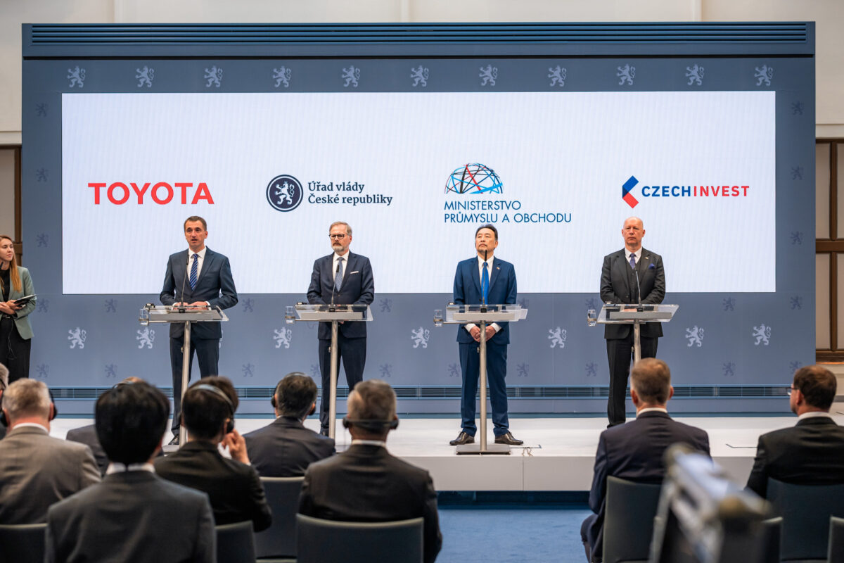 Toyota anuncia produção de carro elétrico e bateria na Europa Toyota anuncia produção de carro elétrico e bateria na Europa