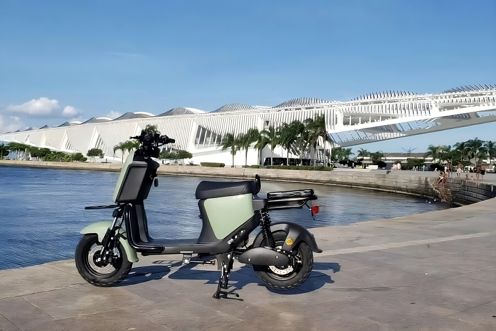 Scooter próxima da água 