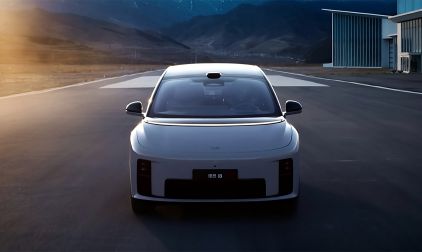 Li Auto i8 estreia com 536 cv, recarga 5C e 710 km de autonomia